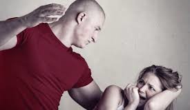 Bloccato dai poliziotti con un grosso sasso in mano, pronto a colpire la moglie