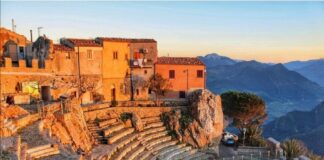 Nelle scorse ore…, è morto durante la rappresentazione davanti ai familiari e agli spettatori che non hanno potuto fare nulla