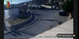 Blitz della Polizia di Stato tra le province di Trapani e Palermo, dove gli agenti della Squadra Mobile della Questura di Trapani e del Commissariato di P.S. di Castellammare del Golfo, con il supporto della Guardia di Finanza di Alcamo, sotto il coordinamento del Servizio Centrale Operativo della Direzione Centrale Anticrimine, hanno eseguito un’ordinanza cautelare, emessa dal Gip di Palermo, che prevede sette misure custodiali di cui una in carcere e sei agli arresti domiciliari, nei confronti di altrettanti soggetti accusati, a vario titolo dei reati di associazione a delinquere finalizzata all’illecito smaltimento di rifiuti e inquinamento ambientale