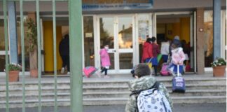 A rendere noto l’episodio è stato il preside Umberto De Col, con una lettera urgente trasmessa a tutte le famiglie degli alunni: “Alla luce di quanto accaduto è stata data comunicazione ai nostri plessi di mantenere la massima attenzione”, aveva scritto il dirigente scolastico