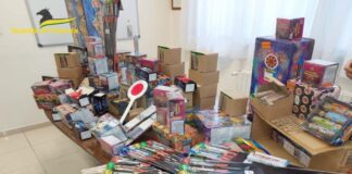 A ridosso delle festività di Capodanno, i Finanzieri della Compagnia di Molfetta, nell’ambito delle attività a contrasto dell’importazione, detenzione e commercializzazione di artifizi pirotecnici non conformi agli standard di sicurezza imposti dalla normativa nazionale e dell’Unione Europea, hanno individuato, nel Comune di Terlizzi (BA), un deposito clandestino all’interno del quale sono stati rinvenuti e sottoposti a sequestro penale circa 8 mila pezzi di materiale pirotecnico detenuti illegalmente (accertamento compiuto nella fase delle indagini preliminari che necessita della successiva verifica processuale nel contraddittorio con la difesa)