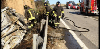 Il dramma si è consumato nel pomeriggio di ieri: un’auto, sembrerebbe una Peugeot, sbanda, si scontra con un’altra vettura, scavalca il guard rail e rimane incastrata su un fianco fra le barriere di protezione e la parete rocciosa… negli attimi seguenti la vettura prende fuoco con il conducente ancora all’interno che rimane ucciso