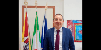 “Oggi si apre il nuovo anno scolastico, il mio primo inizio da provveditore: Mentre i cuori degli studenti si riempiono di aspettativa, voglio augurare a tutti voi un anno scolastico ricco di scoperte, crescita e passione… che questo nuovo anno sia un viaggio di scoperta interiore, dove ogni lezione sia un’opportunità per scoprire nuovi talenti e vocazioni… che la curiosità e la creatività siano le vostre guide, e che ogni sfida sia un’occasione per crescere e per trasformare in capolavoro la vostra vita”