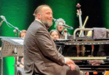 Un Teatro gremito, un’atmosfera sospesa e un viaggio musicale capace di attraversare generi ed emozioni: è stato un successo il concerto di Raphael Gualazzi, andato in scena ieri al Teatro Vittorio Emanuele di Messina